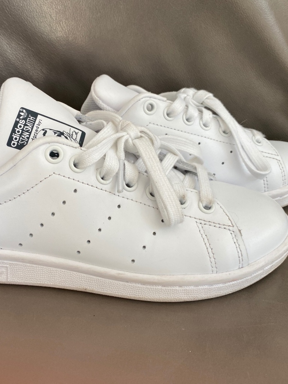 Classic Adidas Stan Smith sneakers in white and dark blue - Size 5.5